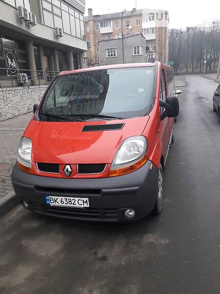 Вантажопасажирський фургон Renault Trafic 2003 в Рівному