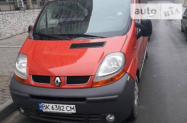 Вантажопасажирський фургон Renault Trafic 2003 в Рівному