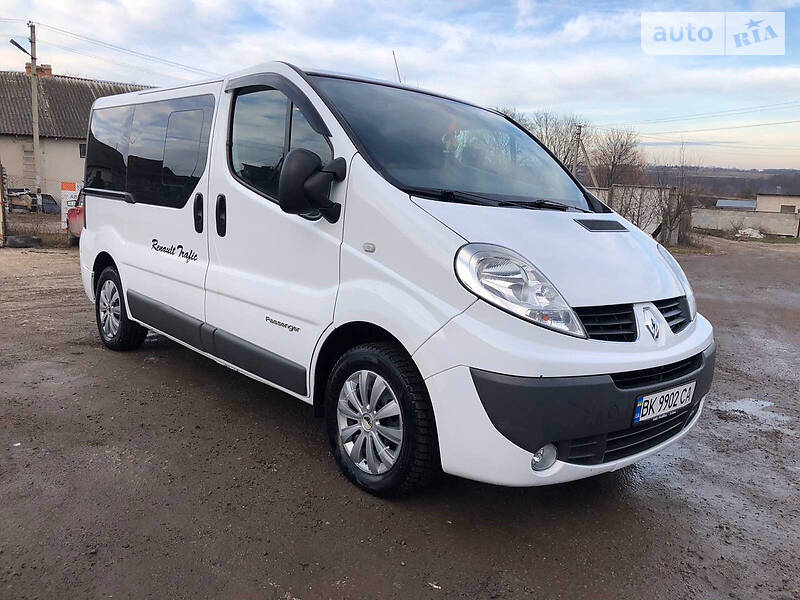 Вантажопасажирський фургон Renault Trafic 2011 в 