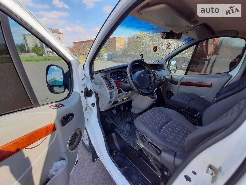 Вантажопасажирський фургон Renault Trafic 2002 в Тульчині