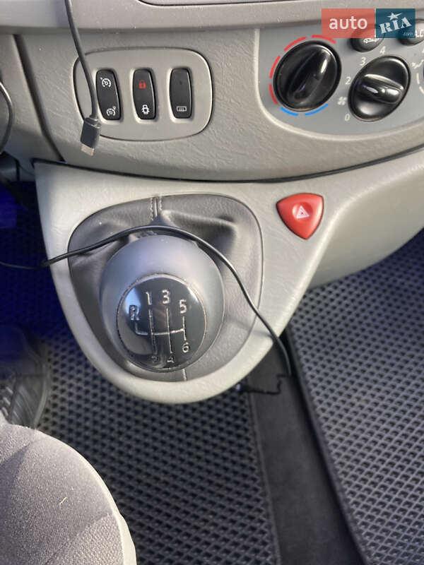 Мінівен Renault Trafic 2011 в Ладижині