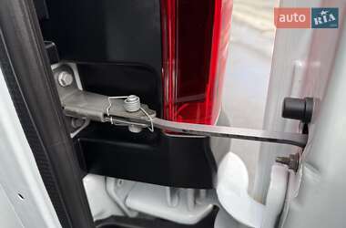 Грузовой фургон Renault Trafic 2024 в 