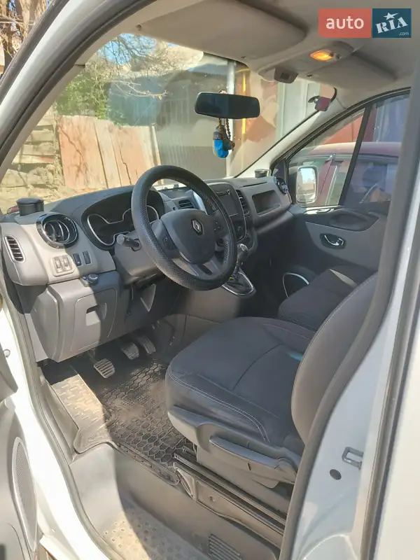 Минивэн Renault Trafic 2016 в 