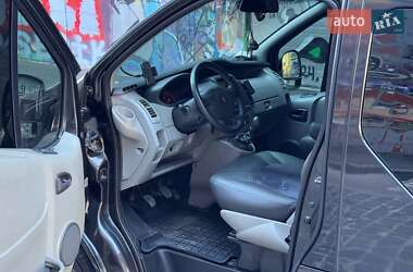 Вантажопасажирський фургон Renault Trafic 2011 в 