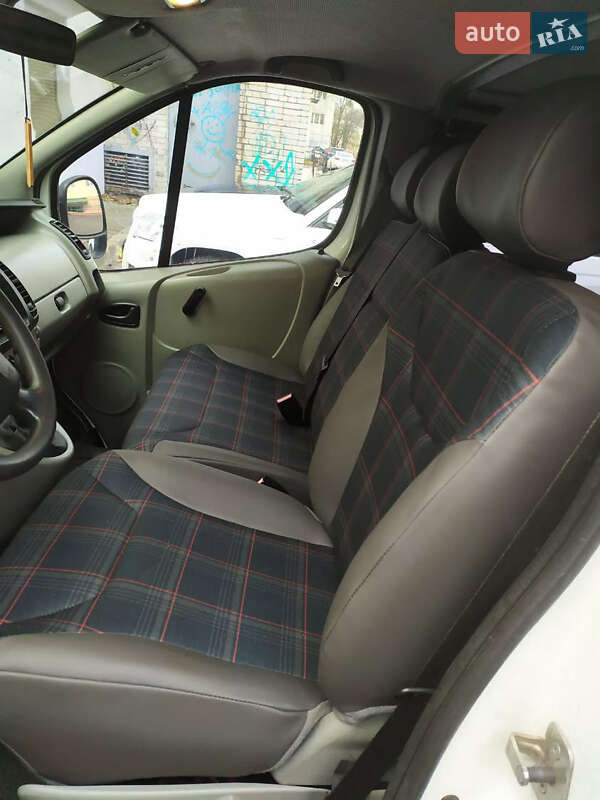 Минивэн Renault Trafic 2004 в Городке