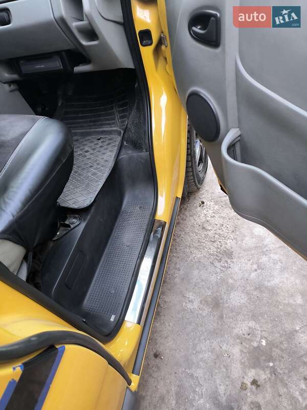 Мінівен Renault Trafic 2005 в Павлограді