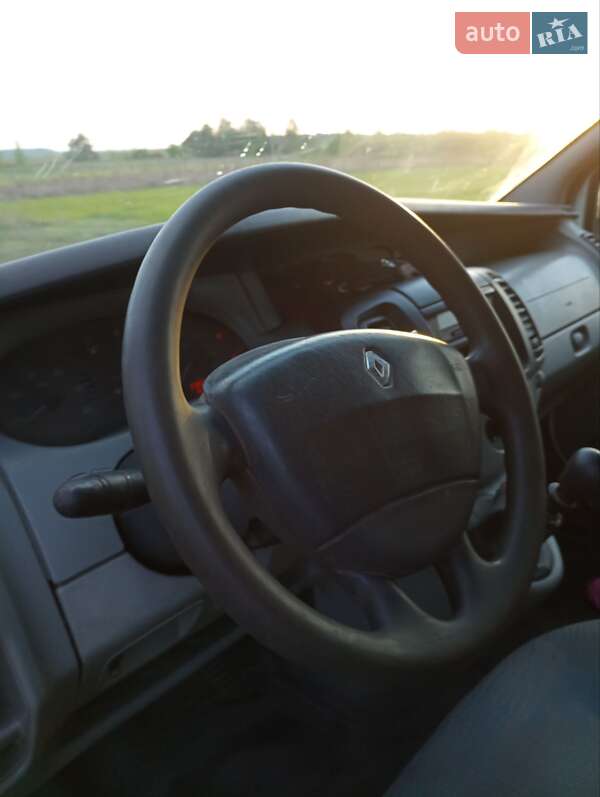 Вантажний фургон Renault Trafic 2004 в Дубровиці