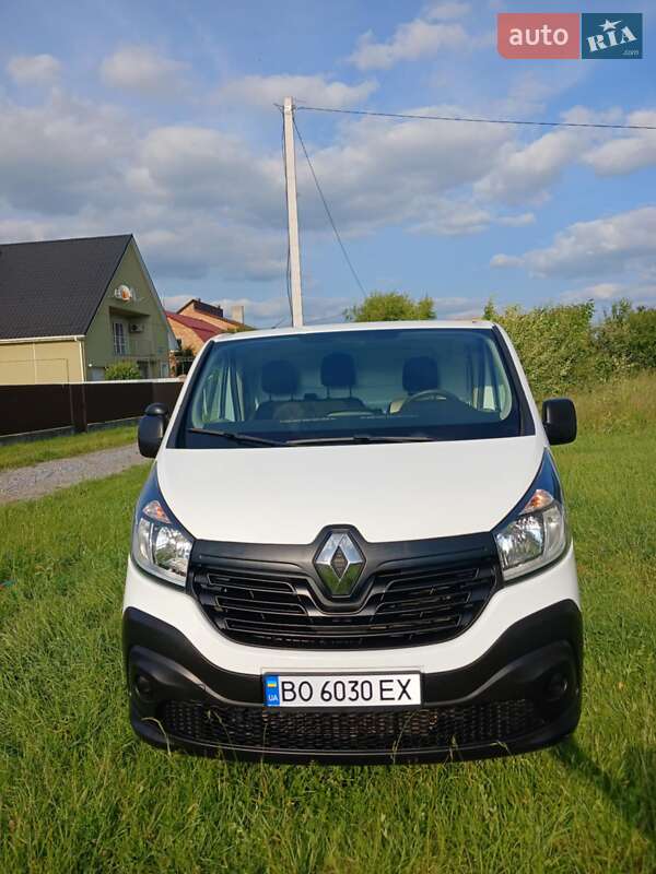 Грузовой фургон Renault Trafic 2016 в Красном