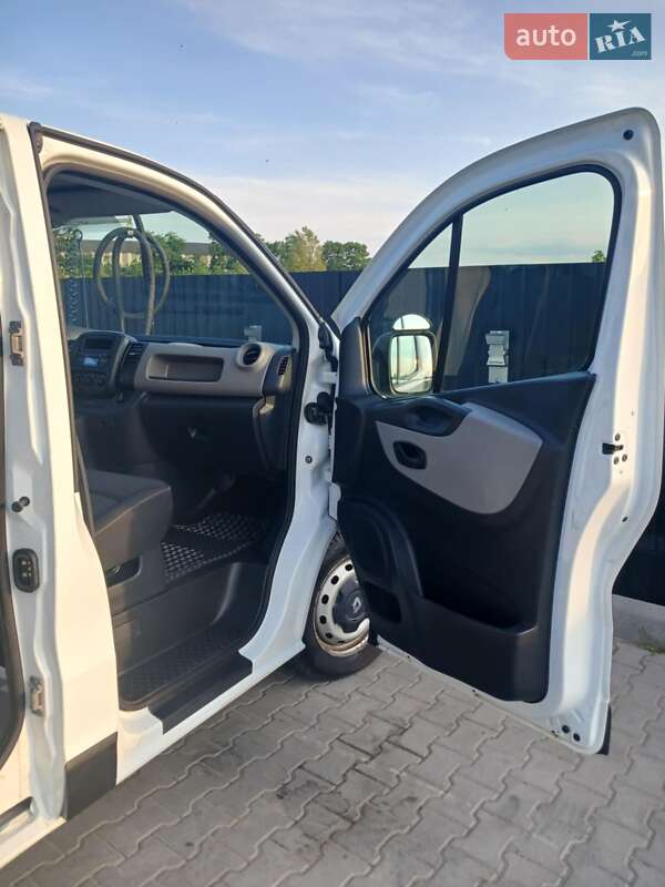 Грузовой фургон Renault Trafic 2016 в Красном