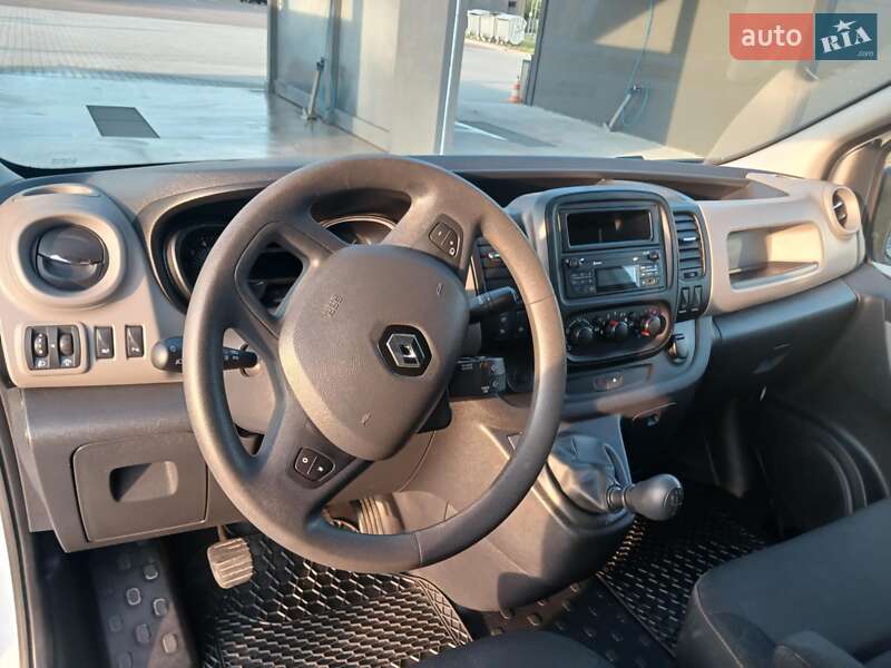 Грузовой фургон Renault Trafic 2016 в Красном