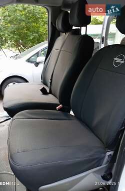 Вантажопасажирський фургон Renault Trafic 2012 в 