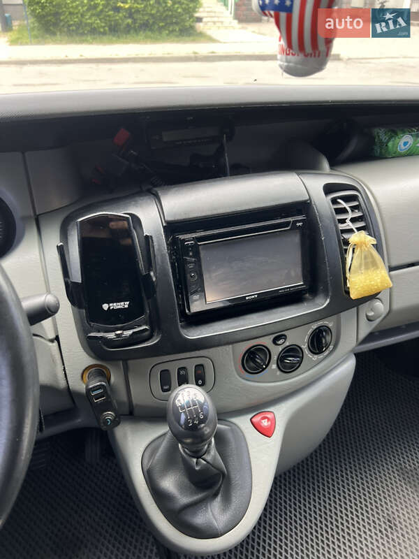 Минивэн Renault Trafic 2006 в Сарнах