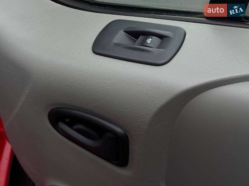 Минивэн Renault Trafic 2006 в Ровно