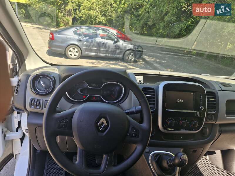 Грузопассажирский фургон Renault Trafic 2017 в Ровно