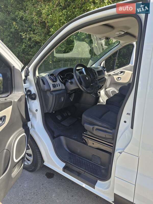 Грузопассажирский фургон Renault Trafic 2017 в Ровно