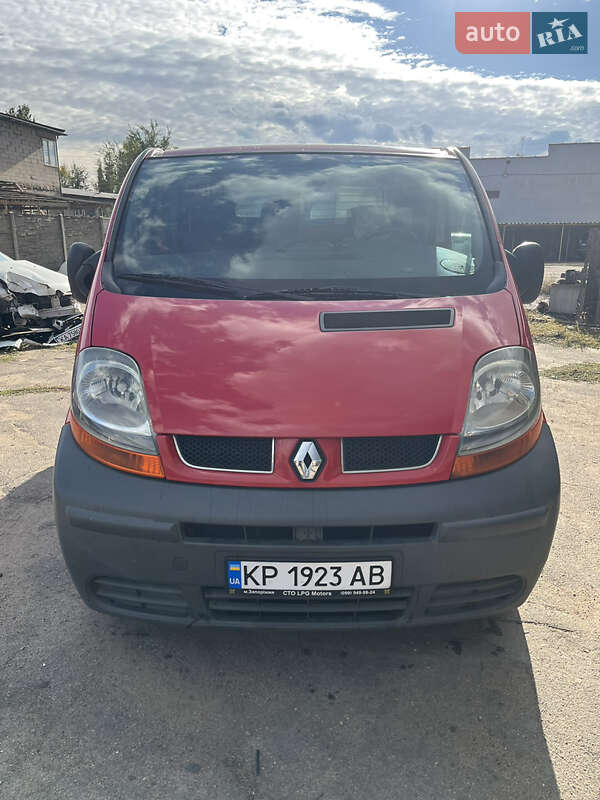Вантажний фургон Renault Trafic 2004 в Волочиську