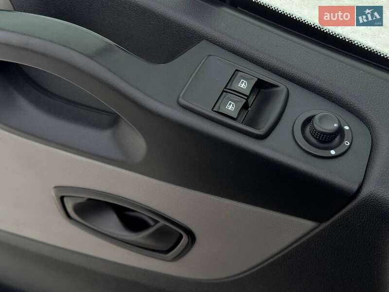 Грузопассажирский фургон Renault Trafic 2018 в Ровно фото 8 Грузопассажирский фургон Renault Trafic 2018 в Ровно