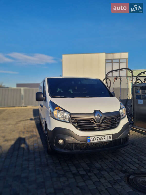 Вантажний фургон Renault Trafic 2017 в Мукачевому