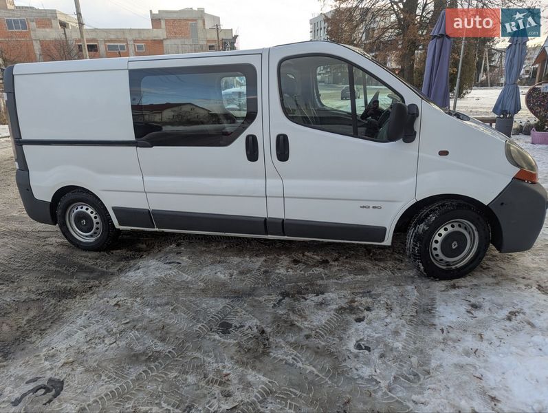 Грузопассажирский фургон Renault Trafic 2003 в Львове