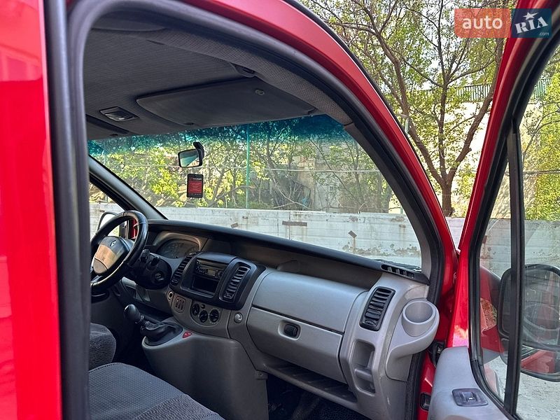Грузопассажирский фургон Renault Trafic 2006 в Каменец-Подольском
