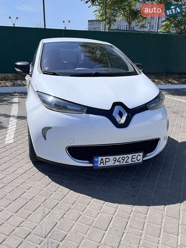 Хэтчбек Renault Zoe 2015 в 