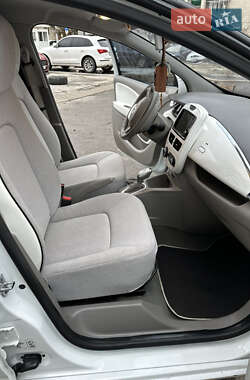 Хэтчбек Renault Zoe 2015 в 