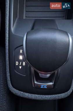 Хэтчбек Renault Zoe 2021 в 