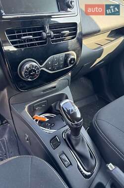 Хэтчбек Renault Zoe 2017 в 
