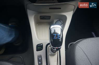 Хетчбек Renault Zoe 2015 в 