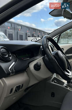 Хэтчбек Renault Zoe 2016 в 