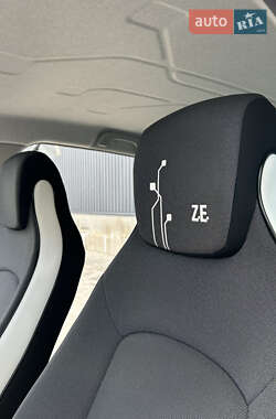 Хэтчбек Renault Zoe 2016 в 
