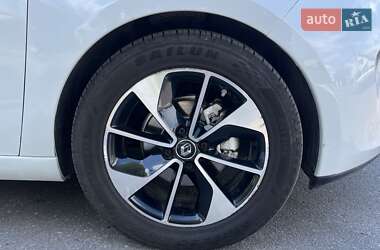 Хэтчбек Renault Zoe 2017 в 