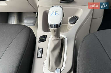 Хэтчбек Renault Zoe 2015 в 