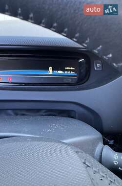 Хэтчбек Renault Zoe 2019 в 