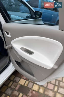 Хэтчбек Renault Zoe 2013 в 