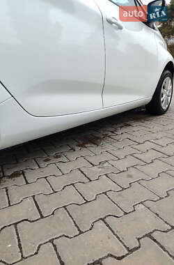 Хэтчбек Renault Zoe 2015 в 