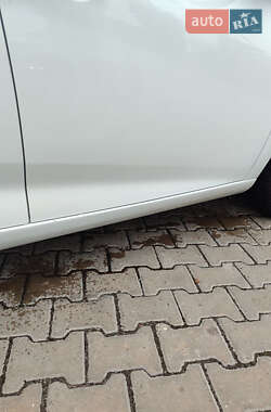 Хэтчбек Renault Zoe 2015 в 