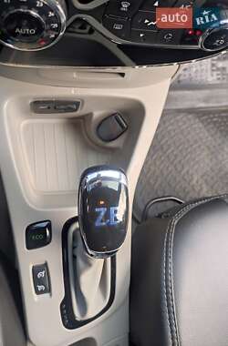 Хэтчбек Renault Zoe 2016 в 