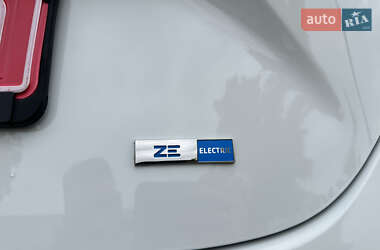 Хэтчбек Renault Zoe 2021 в 