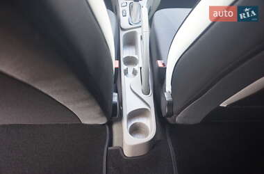 Хэтчбек Renault Zoe 2015 в 