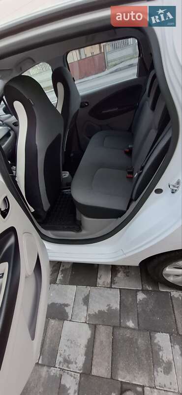 Хэтчбек Renault Zoe 2015 в Остроге