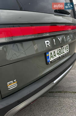 Внедорожник / Кроссовер Rivian R1S 2022 в 