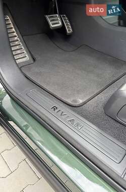 Позашляховик / Кросовер Rivian R1S 2023 в 