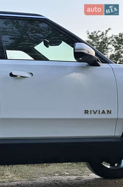 Позашляховик / Кросовер Rivian R1S 2024 в 