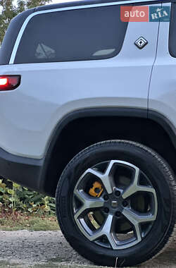 Позашляховик / Кросовер Rivian R1S 2024 в 
