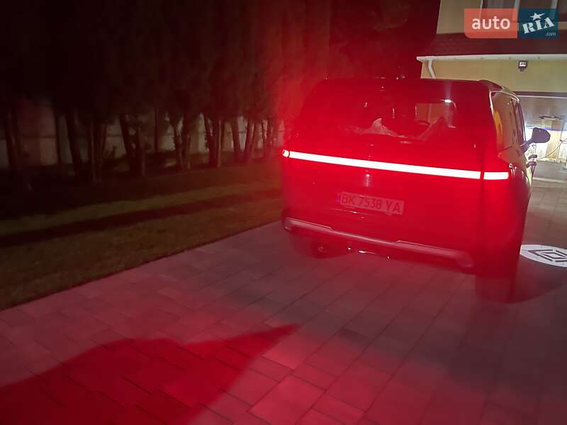 Позашляховик / Кросовер Rivian R1S 2022 в Рівному