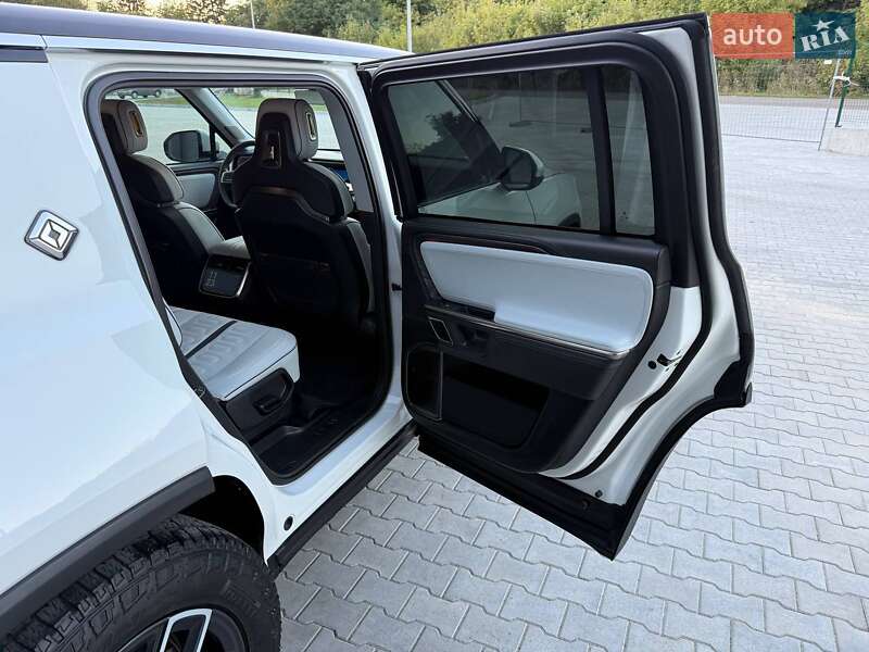 Позашляховик / Кросовер Rivian R1S 2023 в Дубні