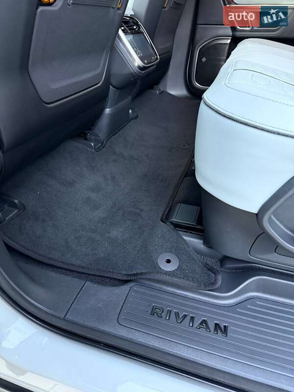 Позашляховик / Кросовер Rivian R1S 2023 в Дубні