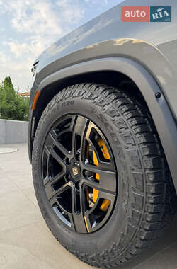 Позашляховик / Кросовер Rivian R1S 2023 в 