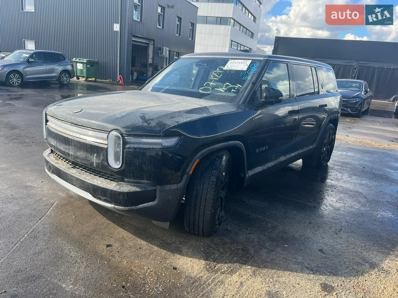 Rivian R1S 2025 photo 2